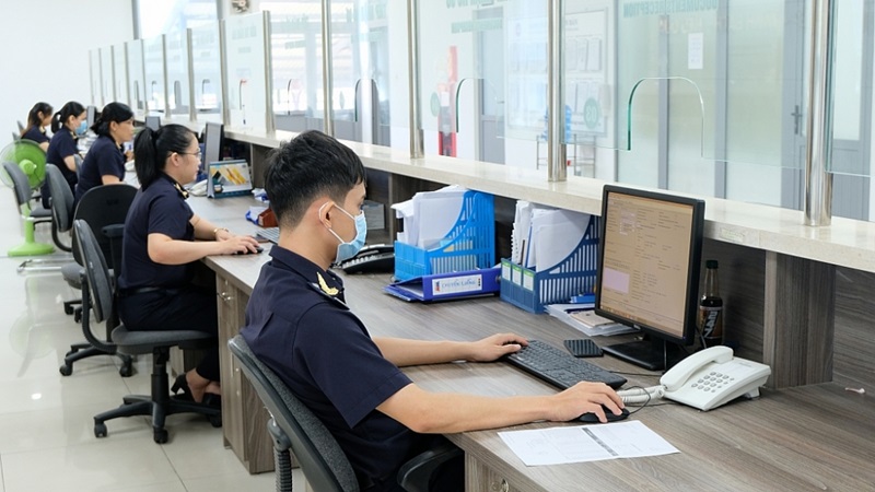 ai là người đống thuế hải quan