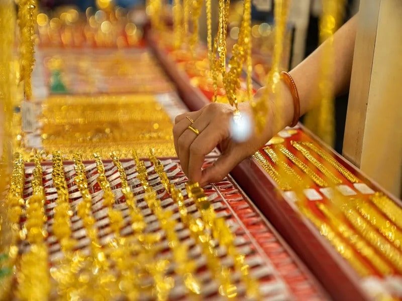 có nên mua vàng ở nước ngoài không