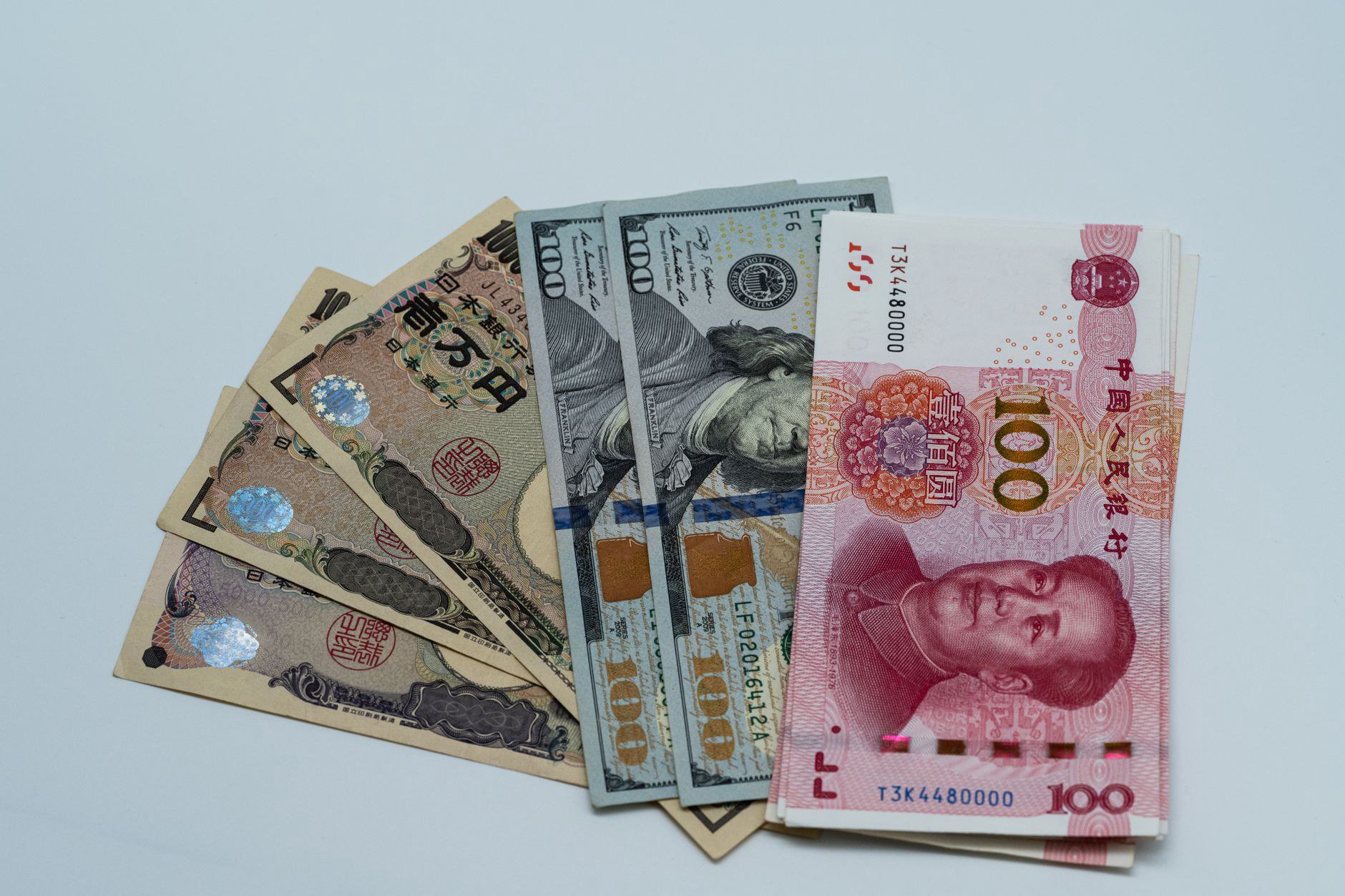 Dân trading, đầu tư tài chính thường tự setup phòng theo dõi thị trường tại nhà