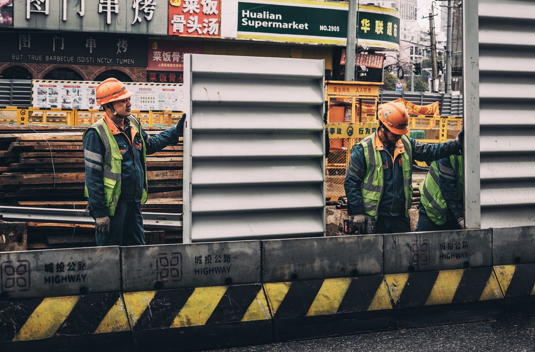 Đặt hộ hàng hóa Taobao giúp việc trang bị phòng trading thuận tiện, an toàn hơn